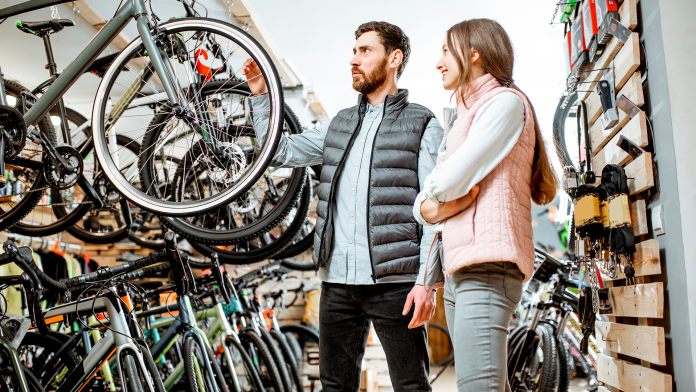 Pareja eligiendo una bicis en La Bici