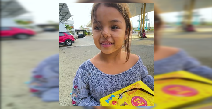 Niña vende dulces en la calle y habla 4 idiomas