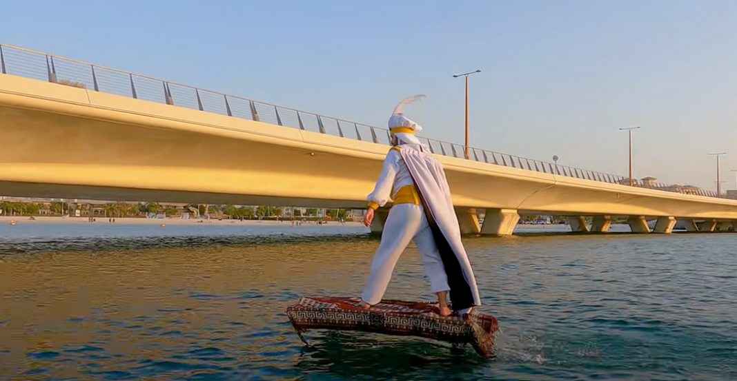 Aladdín ‘vuela’ por las calles con su alfombra mágica