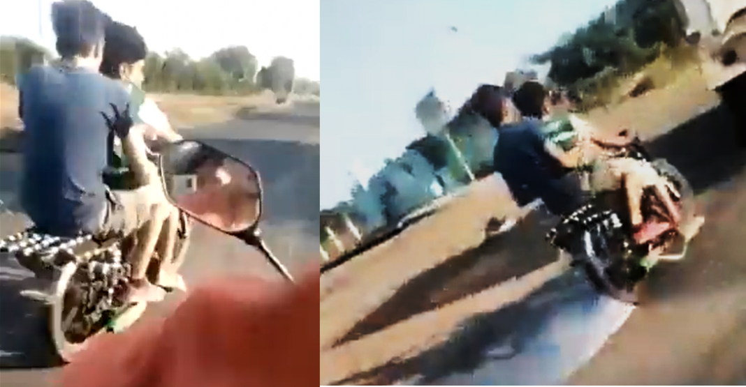 Juegan carreras en moto y se estrellan contra camión