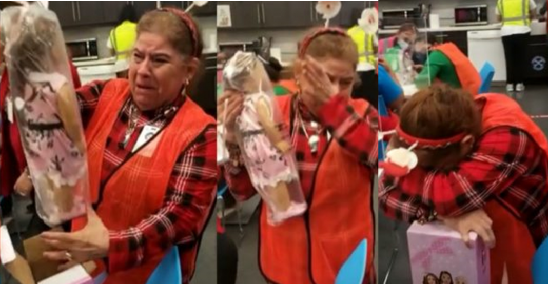 Llora al recibir la primera muñeca de su vida