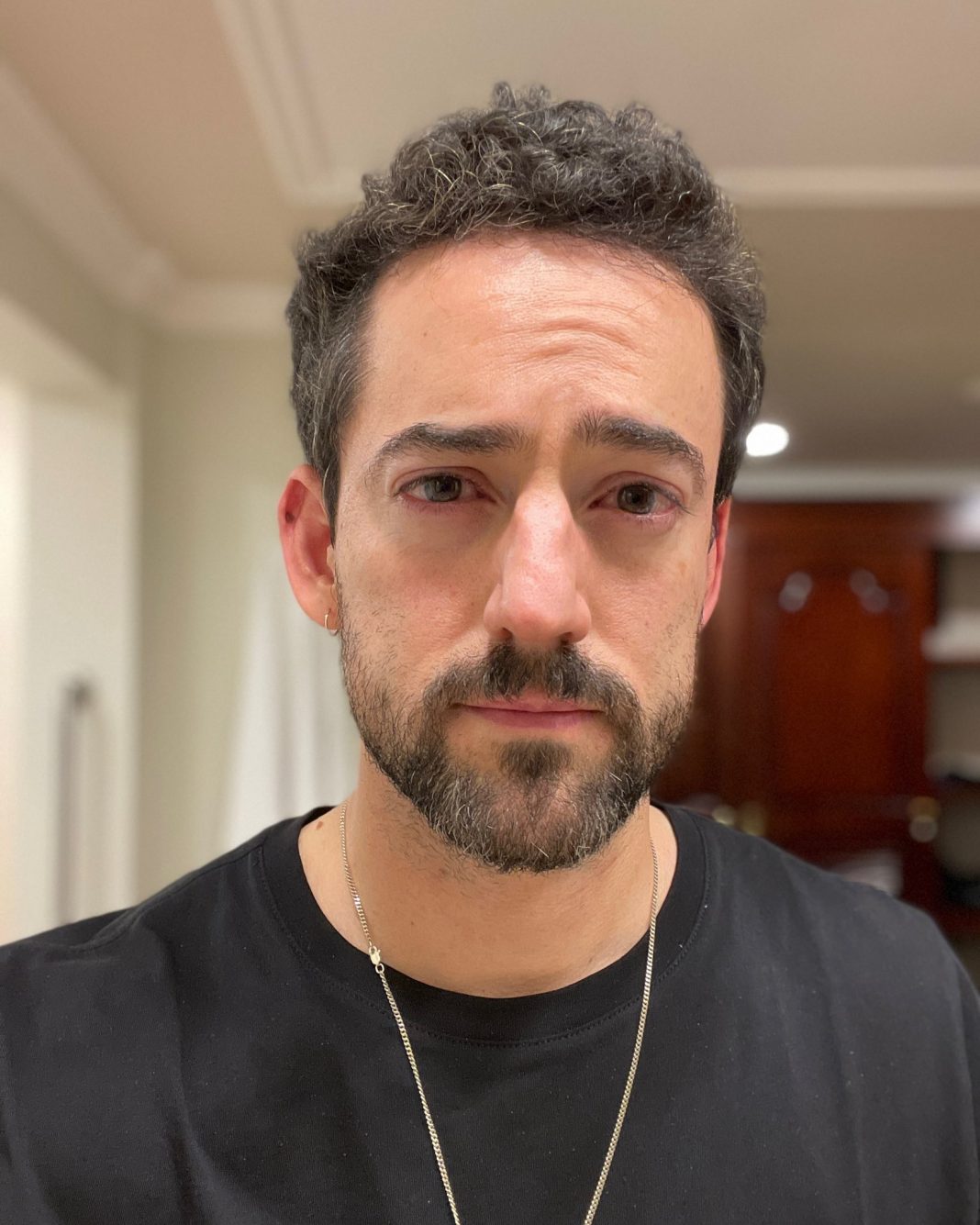 Luis Gerardo Méndez llama a vacunarse, tras perder a su padre