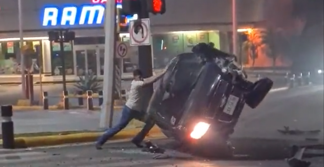 Levanta su auto recién volcado