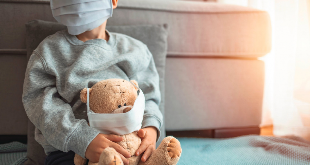 «Té y VapoRub para niños con COVID leve»: Secretario de Salud