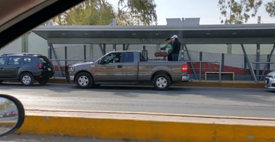 Hacen carne asada en la fila de vacunación, en Torreón