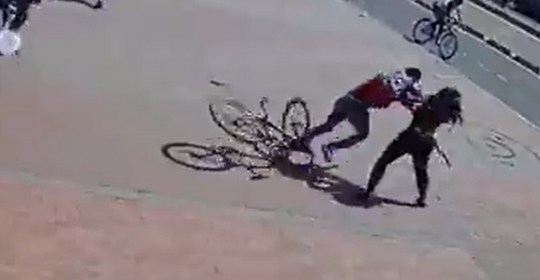 Chica alcanza a ladrón, lo golpea y recupera su celular