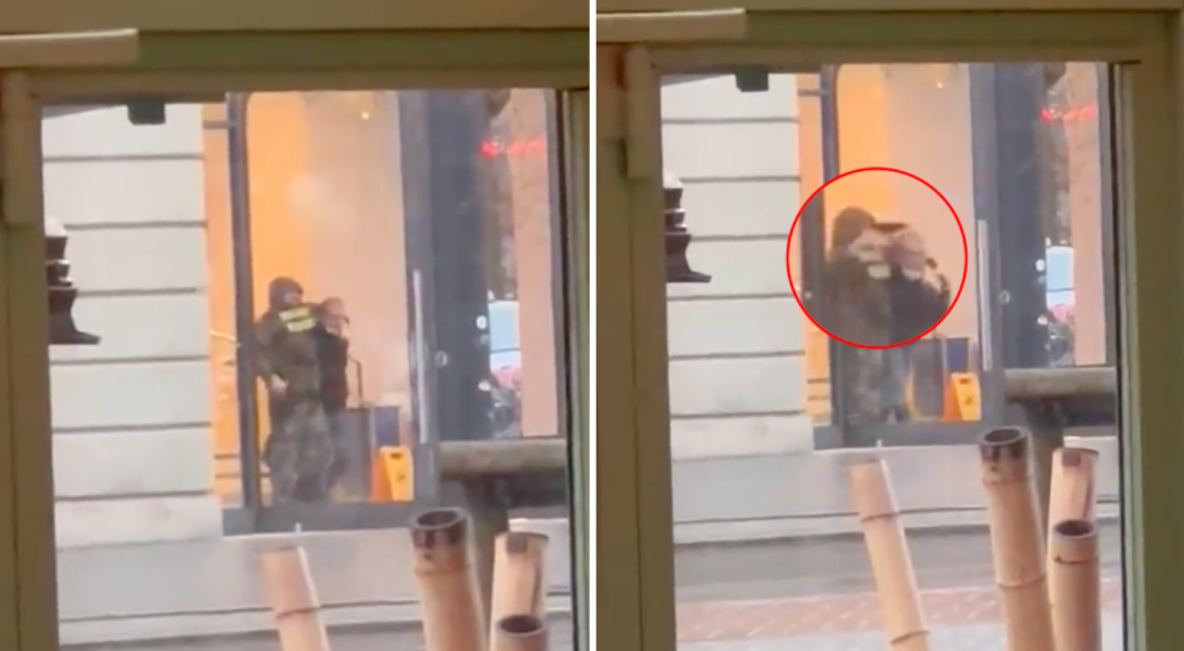 Toman rehenes en tienda Apple de Ámsterdam