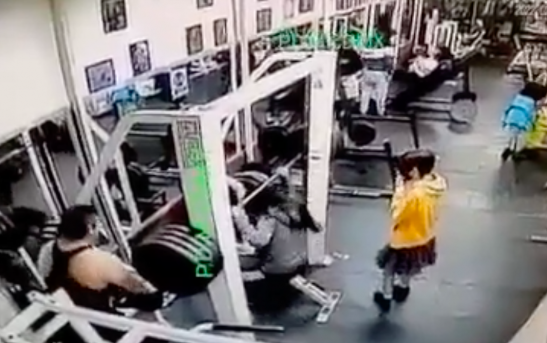 Muere mujer a la que le cayeron 180 kilos de pesas en gimnasio de CDMX