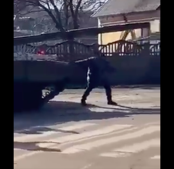 Hombre intenta detener tanque ruso