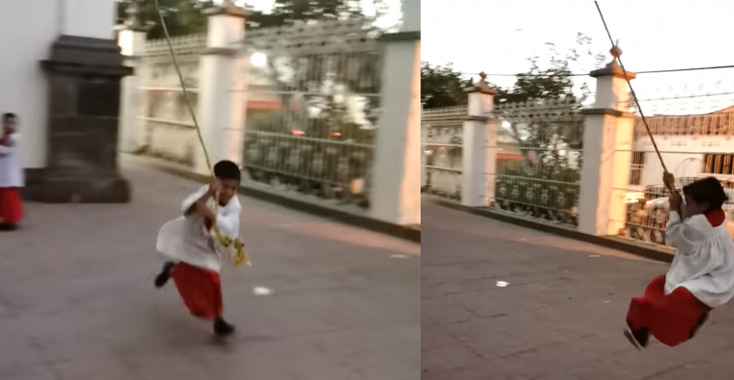 Monaguillos se divierten al tocar las campanas