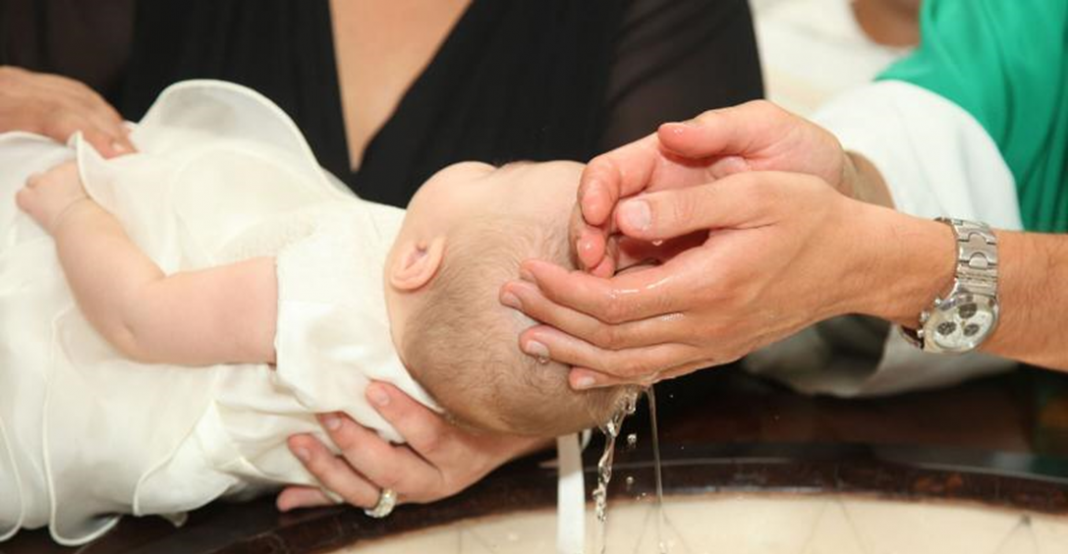 Sacerdote realizó mal miles de bautismos y renuncia