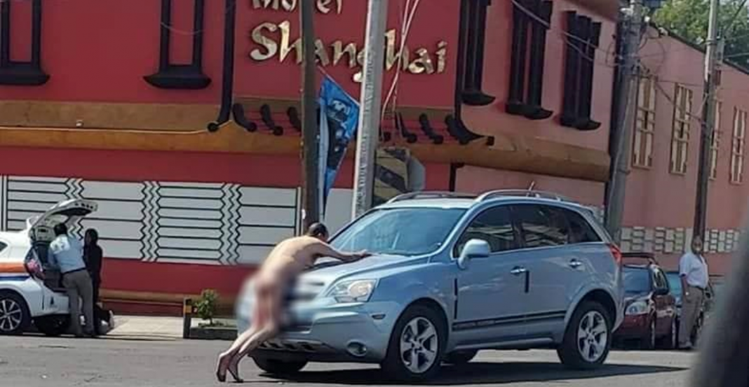 Sorprende hombre desnudo sobre camioneta en Puebla