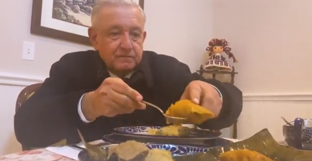 AMLO presume sus tamales del Día de la Candelaria