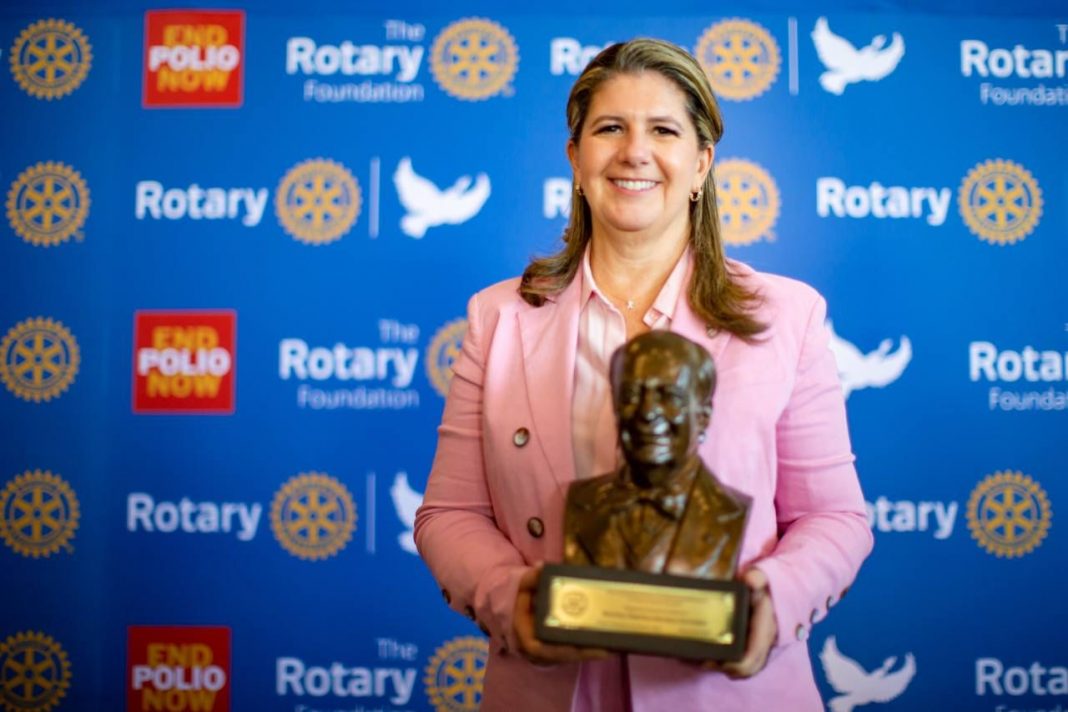 Club Rotario reconoce responsabilidad social de Martha Herrera