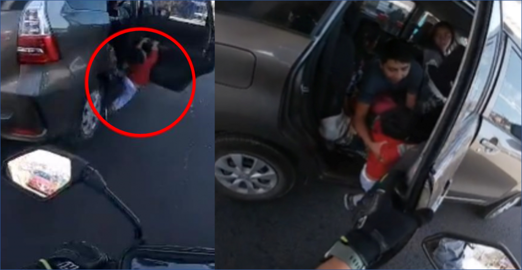 Niño queda colgando de auto en movimiento