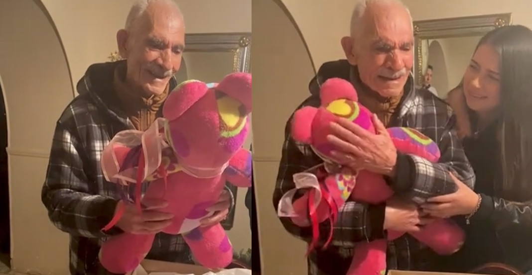 Le regalan oso hecho con manta de su esposa fallecida