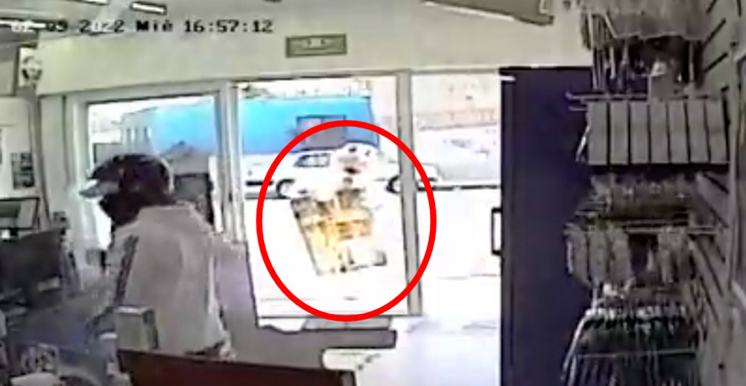 Asaltan farmacia y Dr. Simi sale huyendo