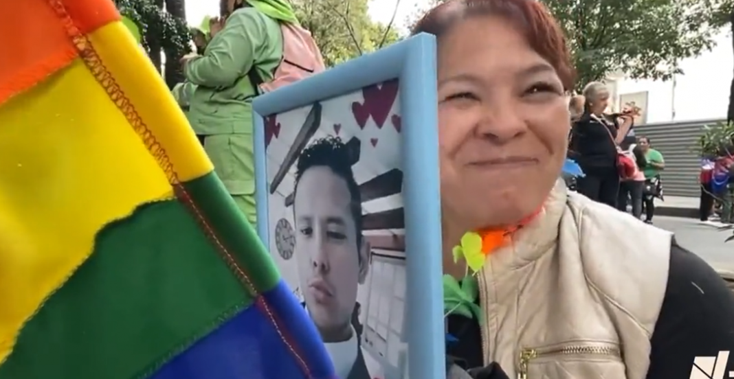Mamá lleva cenizas de su hijo a la marcha del orgullo LGBTIQA+