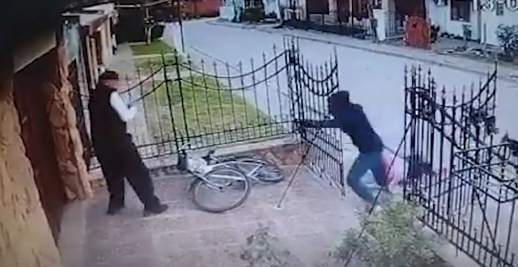 Nieto ataca a su abuelo a golpes y él lo mata a balazos