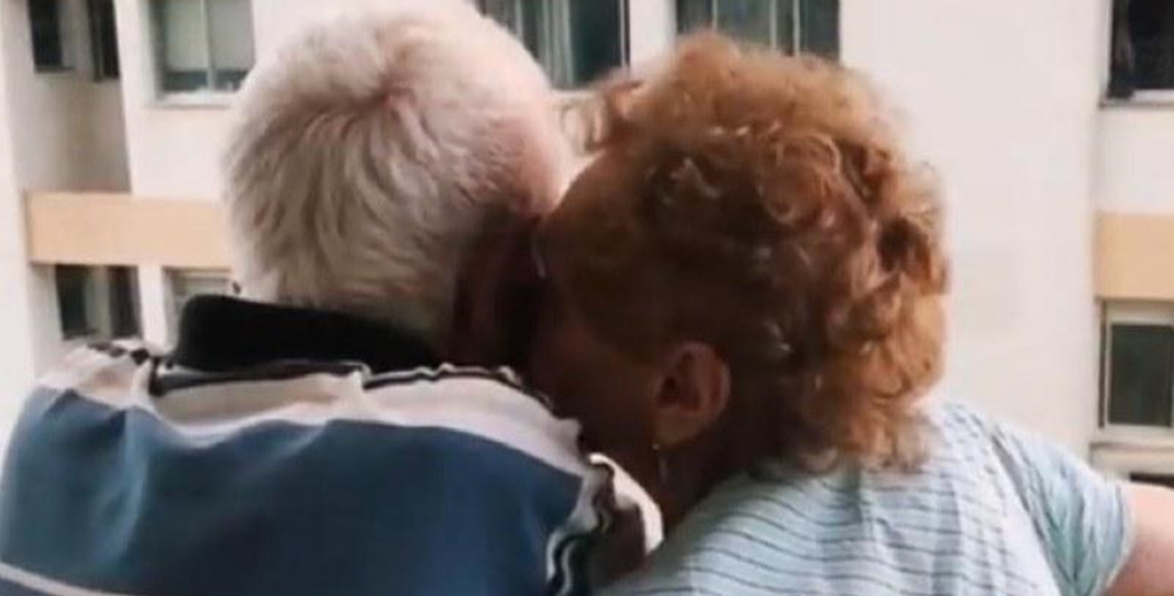 Pareja con Alzhéimer se reconoce y se jura amor