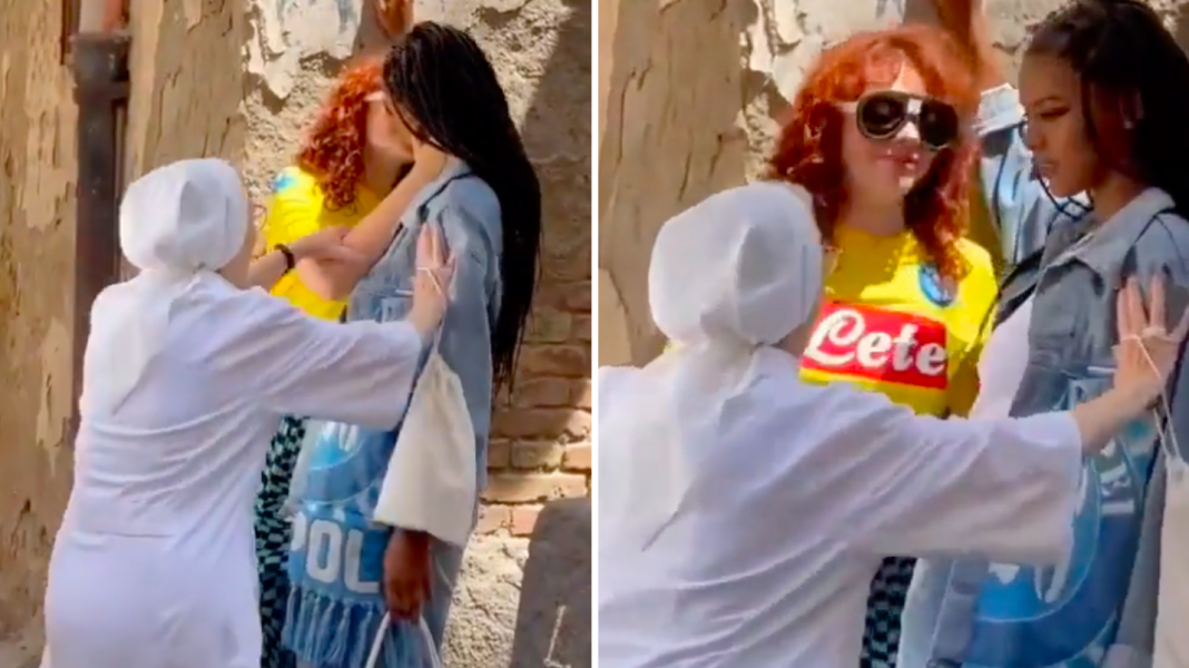 Monja interrumpe beso entre dos mujeres