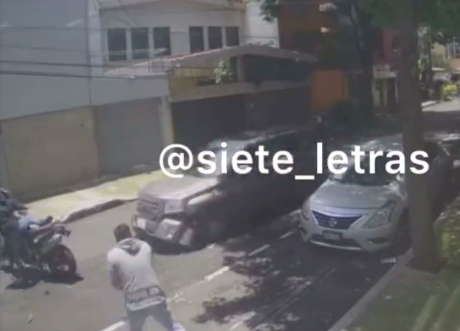 Conductor arrolla a ladrones que le robaron 100 mil pesos