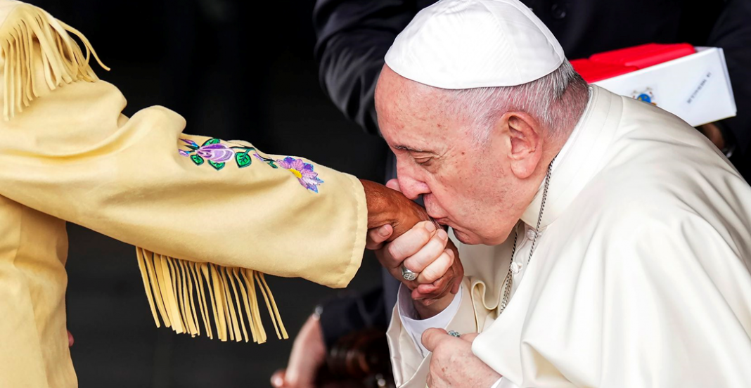 El papa Francisco pide perdón a indígenas de Canadá