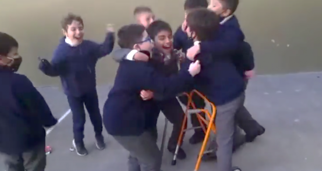 Niños animan a amiguito en andadera a tirar penal