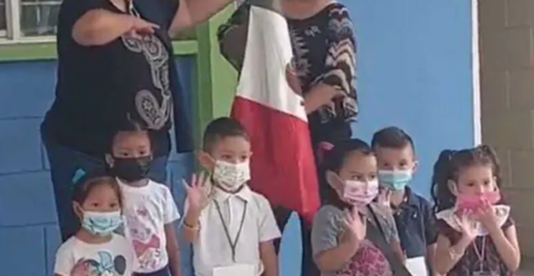 Niños y niñas ‘saludan’ a la bandera