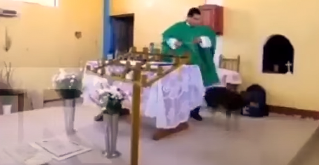 Sacerdote patea a lomito porque entró a misa