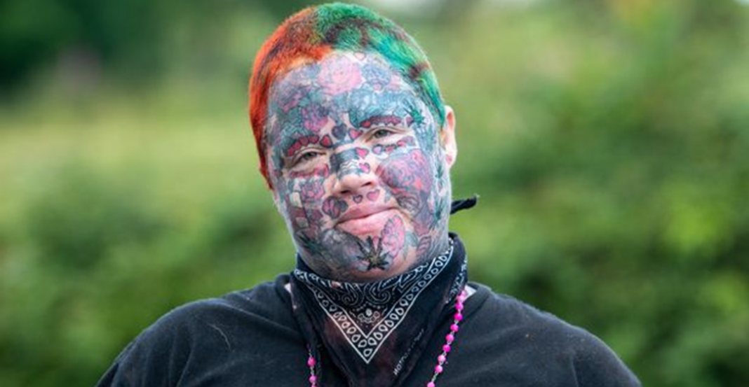 No le dan trabajo por sus tatuajes