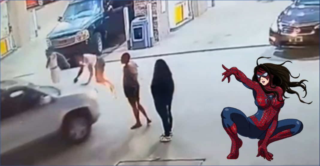 Brinca como Mujer Araña para que camioneta no la atropelle