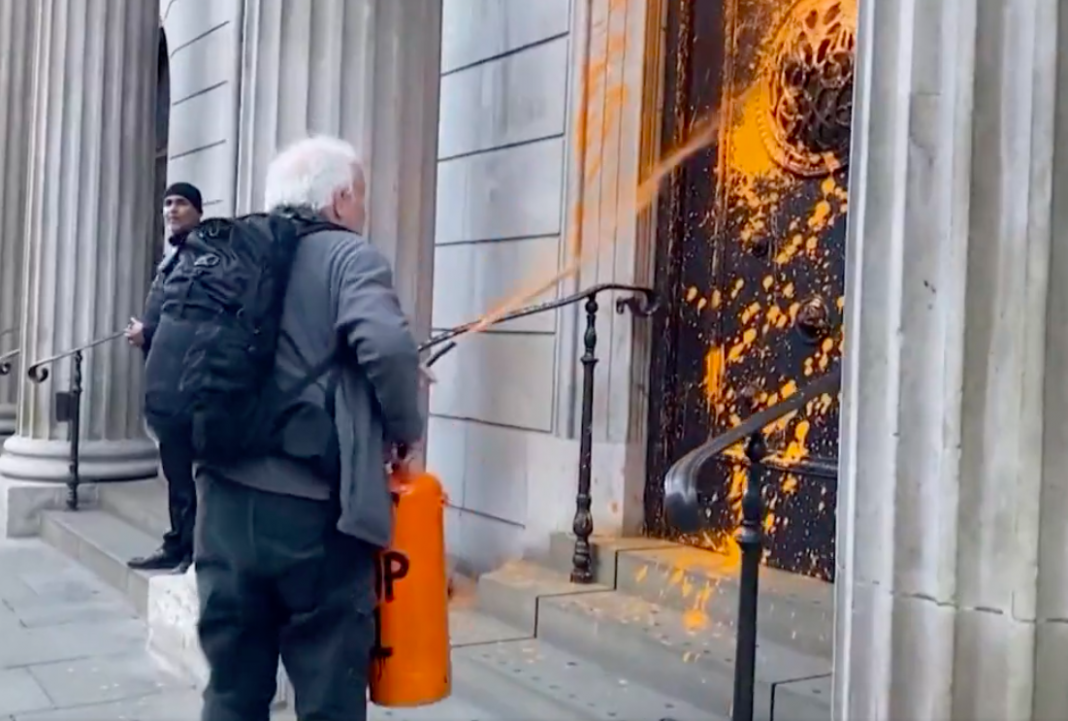 Grupo activista tiñe de naranja edificios emblemáticos en Londres