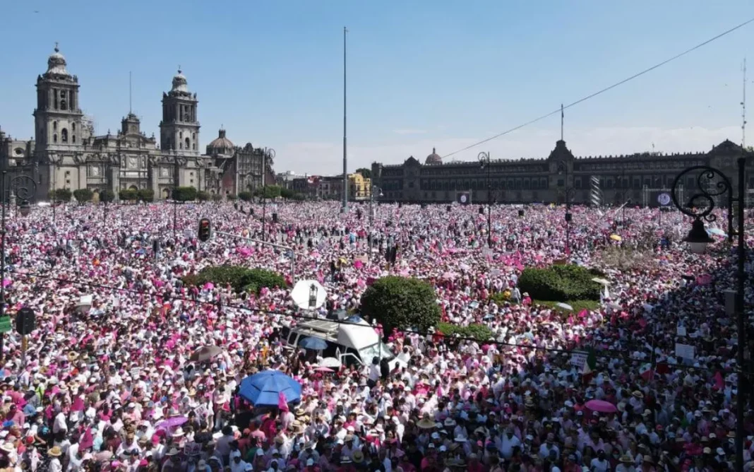 En defensa del voto y la democracia, Zócalo se pinta de rosa