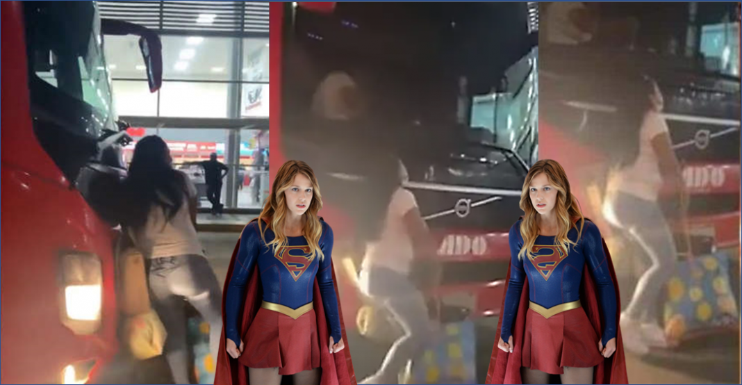 Mujer intenta detener autobús para subirse ¡Pero el chofer la empuja!