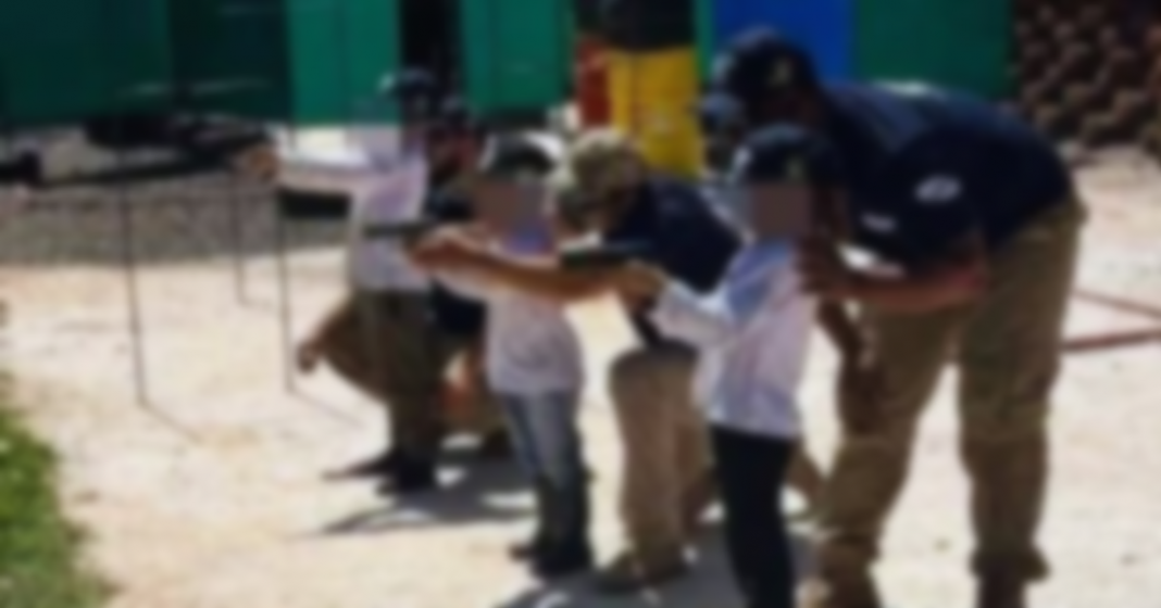 ¡Absurdo! Dan clases de tiro con armas a niños menores