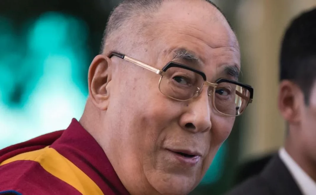 El Dalái Lama bajo fuego por besar a un niño en la boca y pedirle que chupe su lengua