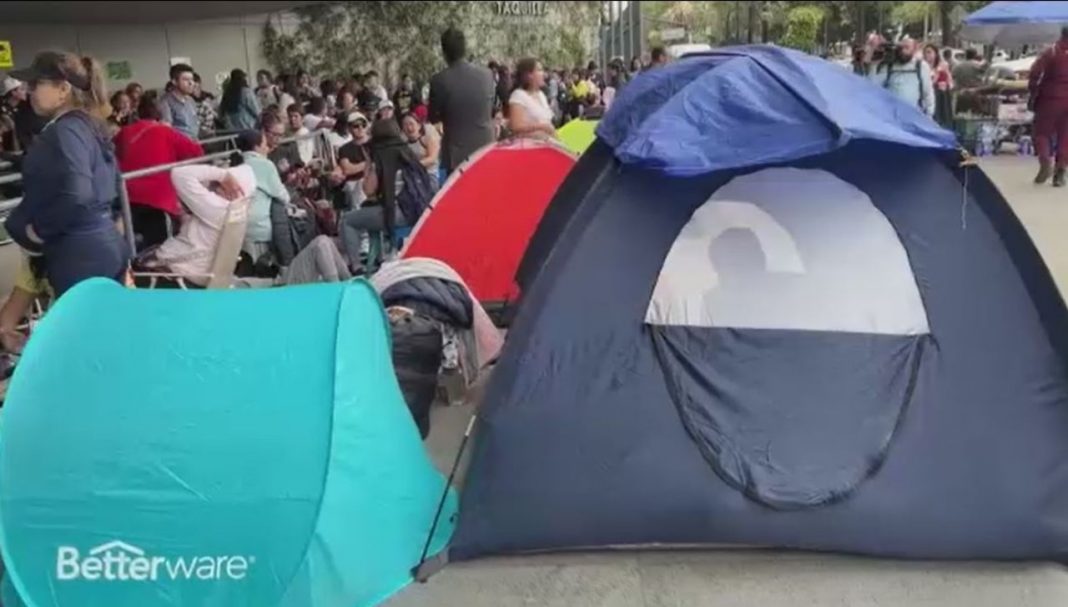 Fans de Luis Miguel acampan para conseguir boletos