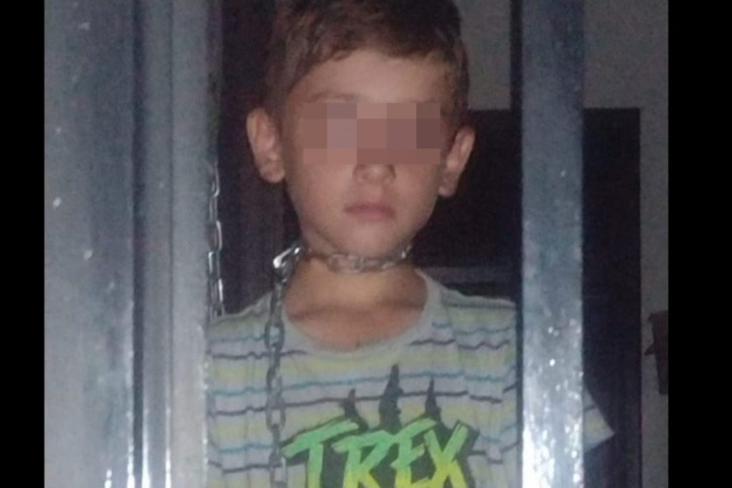 Rescatan a menor encadenado por sus padres en Tabasco