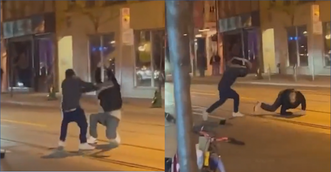 Pelea callejera ¡lo golpea con una pitón!