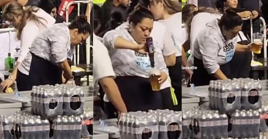 Señora rellena vasos de ‘cheve’ ¡con sobras de otras!